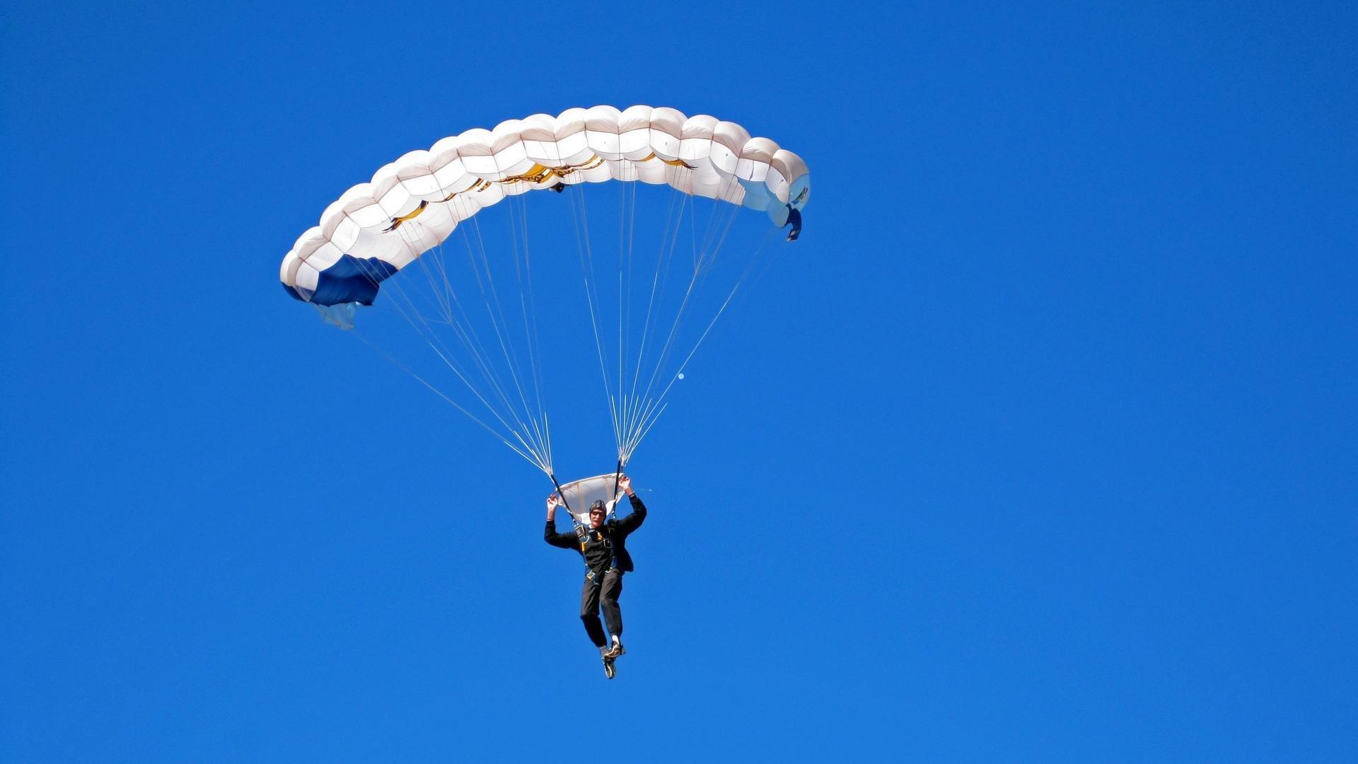 火力全开！马克西首节7中6轰18分，连续干拔三分点燃全场